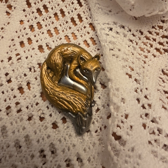 Handmade Jewelry - Realistic Fox Cameo Ladies Handmade Brooch. Made From Resin